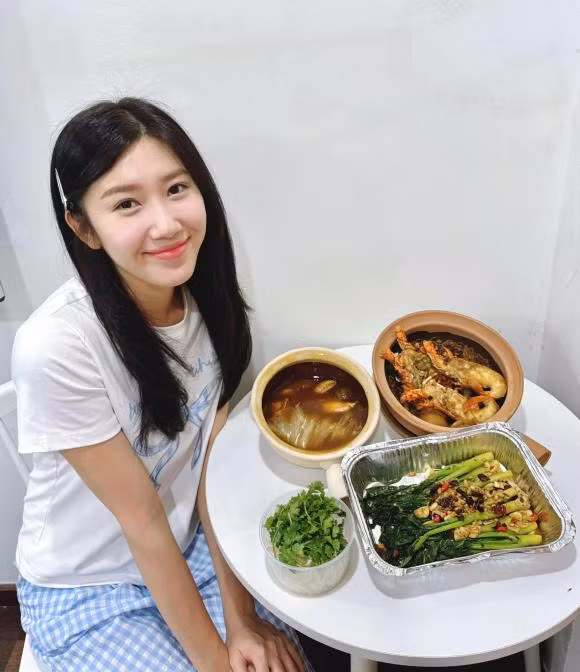 “Ngon quá! Má em khen vậy á!", Thúy Ngân trổ tài vào bếp.