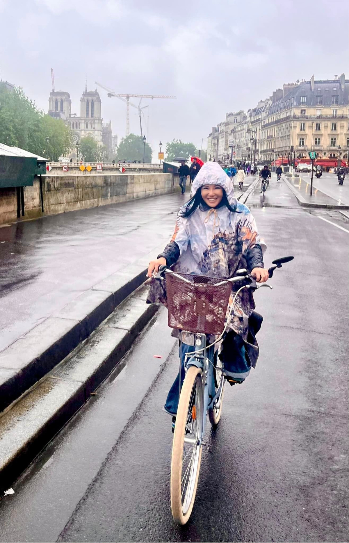 Diva Hồng Nhung vi vu trời Tây bằng xe đạp.