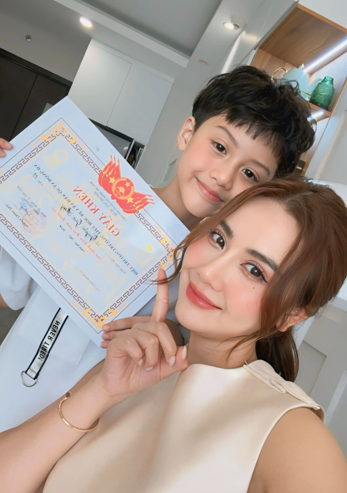 Diễn viên Phan Minh Huyền khoe con trai đạt thành tích học tập xuất sắc năm lớp ba.