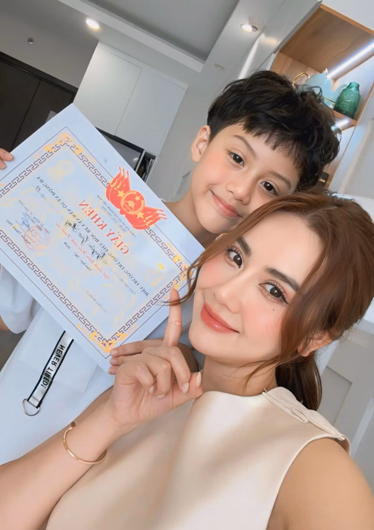 Diễn viên Phan Minh Huyền khoe con trai đạt thành tích học tập xuất sắc năm lớp ba.