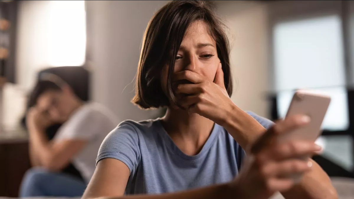 Co gai “soc” khi ban trai ngoai tinh voi nguoi yeu cua em trai