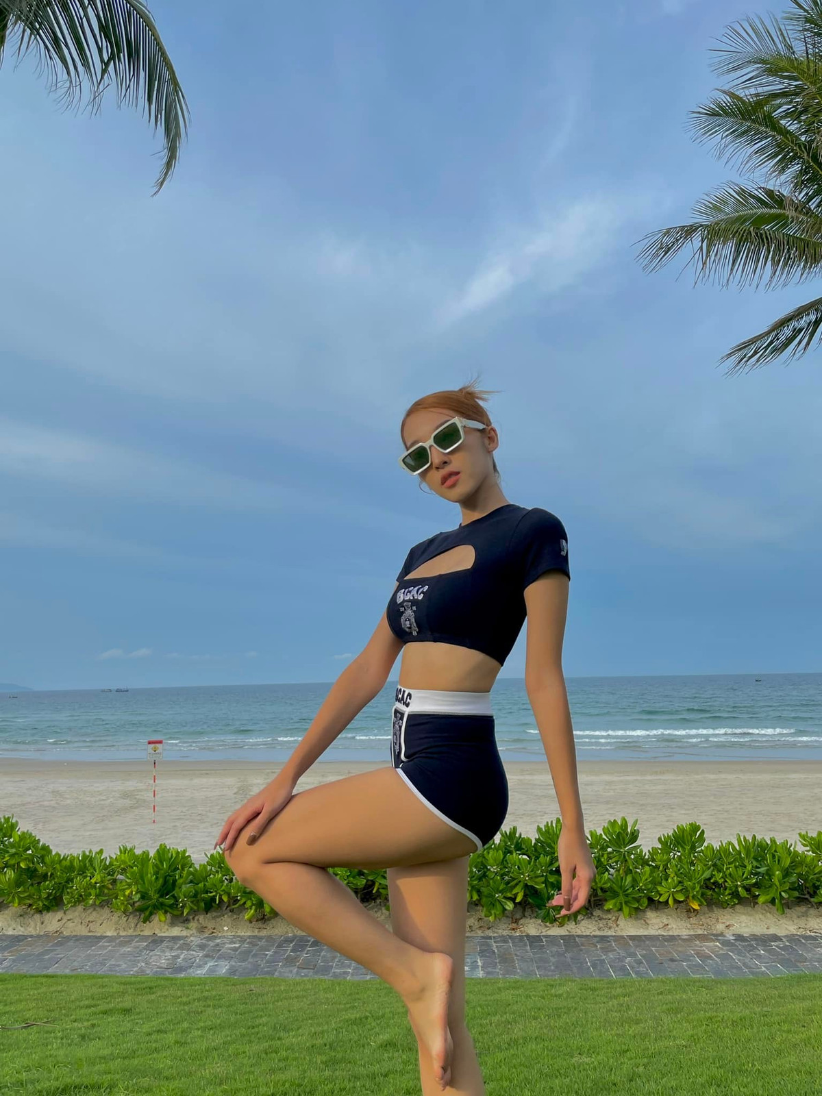 Mặc dù đã trải qua hai lần sinh nở, nhưng nữ ca sĩ vẫn giữ được vóc dáng thon gọn, săn chắc nhờ gắn bó với bộ môn yoga nhiều năm. Ảnh: FB Emily Nguyen