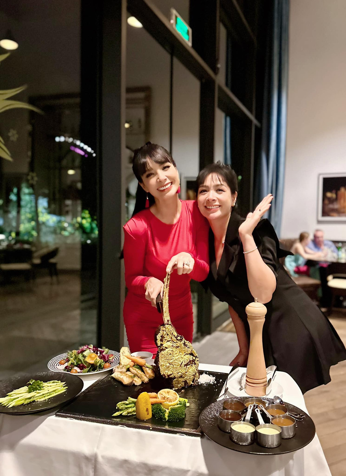 Chị em Thuý Hằng - Thuý Hạnh thường xuyên đi chơi, dự sự kiện chung, đăng tải hình ảnh khoe nhan sắc trẻ trung lên mạng xã hội. Ảnh: FB Bui Thuy Hanh