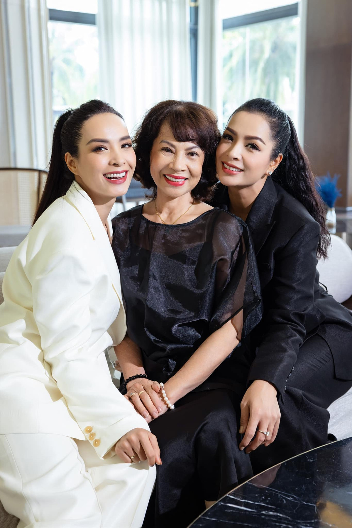 Đến nay, mặc dù đã lui về phía sau sàn diễn nhưng Thúy Hằng và Thúy Hạnh vẫn gắn bó với thời trang theo những cách riêng. Ảnh: FB Bui Thuy Hanh