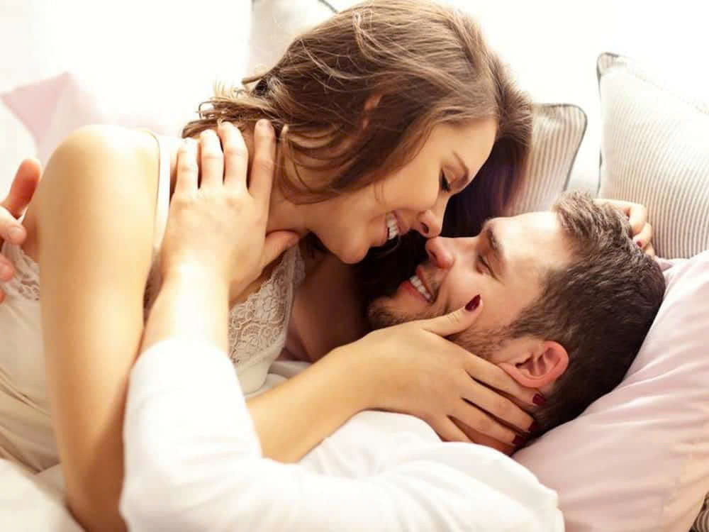  Mái tóc chàng: Bước vào cuộc yêu, đàn ông luôn muốn được người bạn chung chăn gối vuốt ve âu yếm bằng những cử chỉ ngọt ngào. Chỉ cần khẽ lướt nụ hôn lên trán rồi đưa đôi tay mơn trớn mái tóc chàng, chắc chắn chàng sẽ vô cùng phấn khích. Không ít phụ nữ khi yêu thường bỏ qua hành động này mà không biết đàn ông rất thích được yêu chiều như thế. Ảnh minh họa