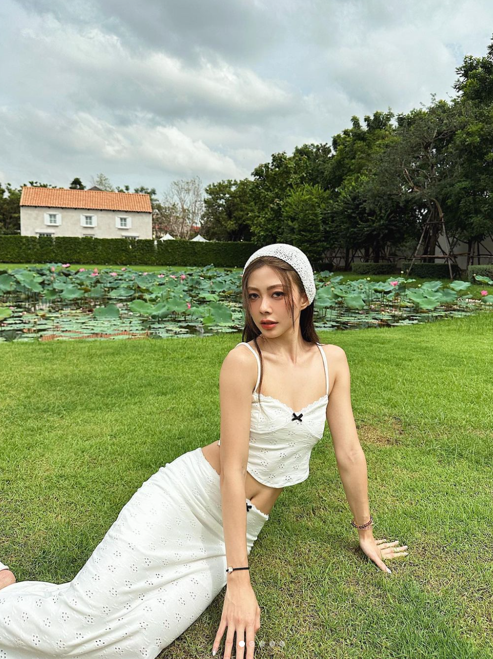 Áo crop top khoe vòng eo con kiến cũng là item mà cô yêu thích.