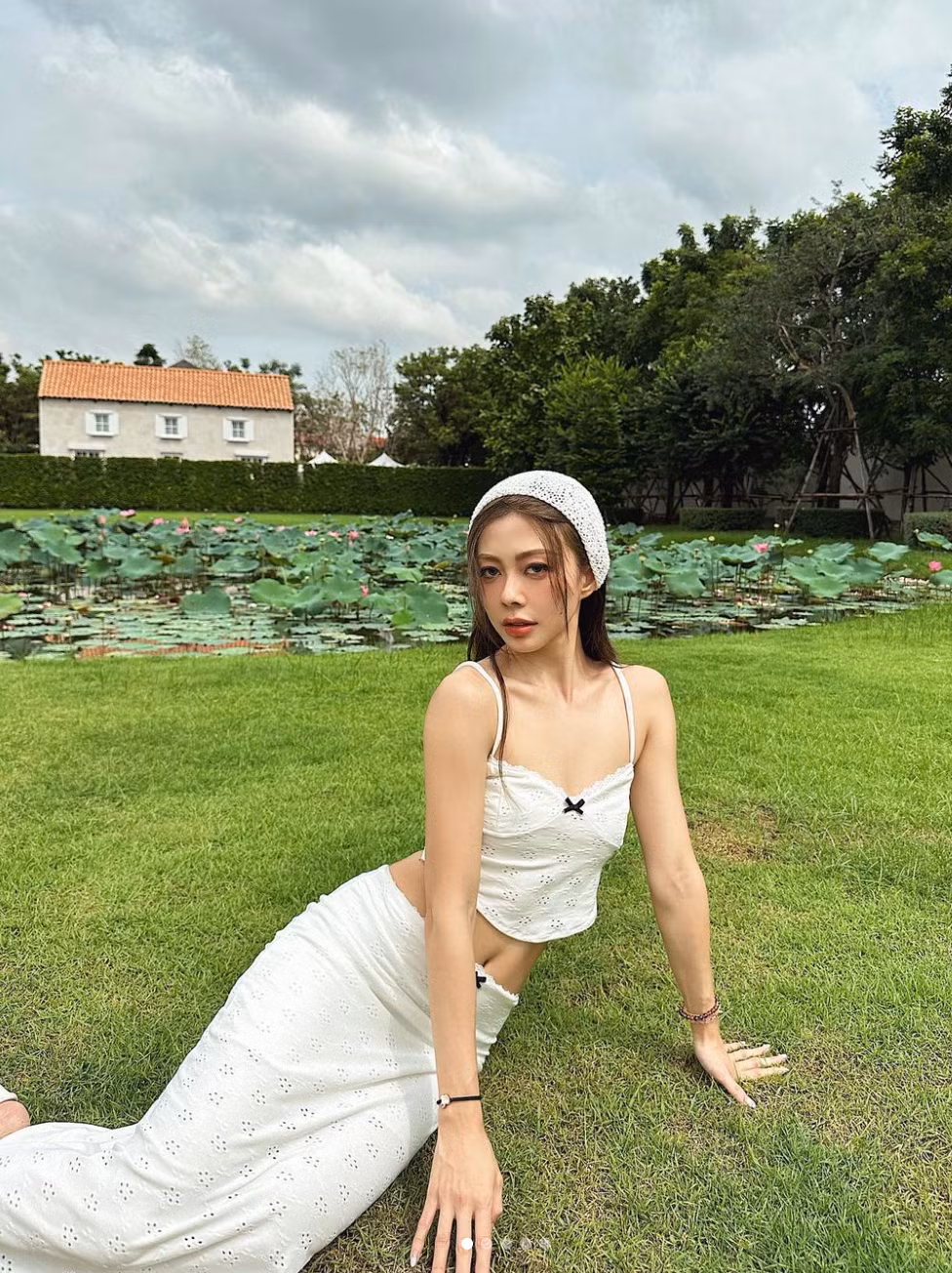 Áo crop top khoe vòng eo con kiến cũng là item mà cô yêu thích.