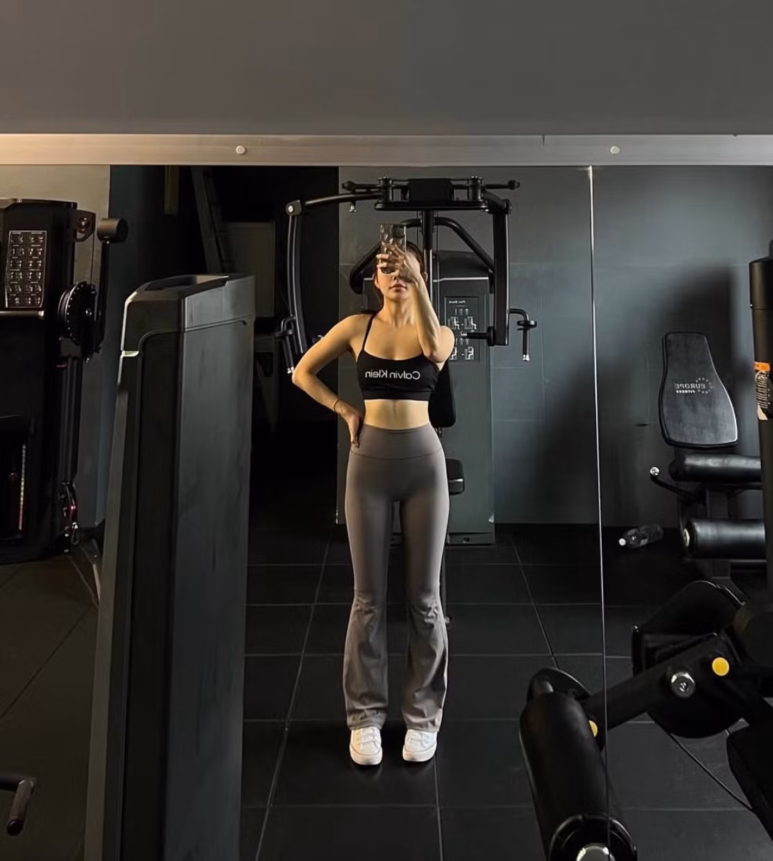 Với đặc tính bó sát, chất liệu khá mỏng nên khi mặc vào người trang phục này dễ khiến chủ nhân lộ những điểm nhạy cảm của cơ thể.