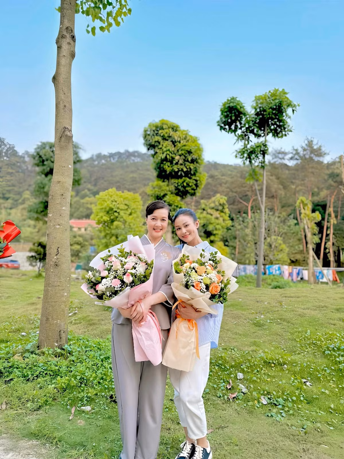 Ngoài đời, diễn viên Quỳnh Châu lại có mối quan hệ vô cùng thân thiết với mẹ ruột của "Chải" Long Vũ - nghệ sĩ Vân Dung. Họ thường xuyên tương tác bình luận qua lại trên mạng xã hội Facebook. Ảnh: FB Mota Nguyễn