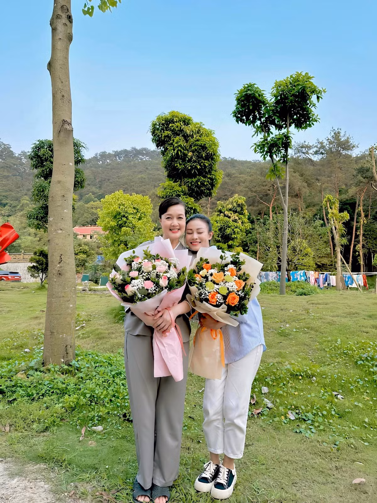 Thậm chí, nghệ sĩ Vân Dung còn nhiệt tình "đẩy thuyền" cho Quỳnh Châu và con trai mình là Long Vũ, xưng hô mẹ chồng - con dâu gần gũi. Ảnh: FB Mota Nguyễn