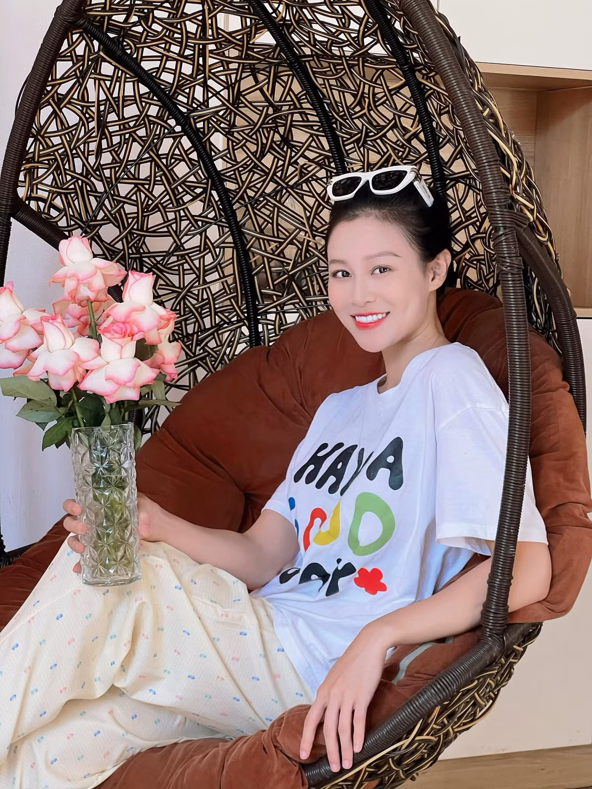 Trên trang cá nhân, Quỳnh Châu thường xuyên chia sẻ những hình ảnh đời thường với phong cách trẻ trung, năng động. Ảnh: FB Mota Nguyễn