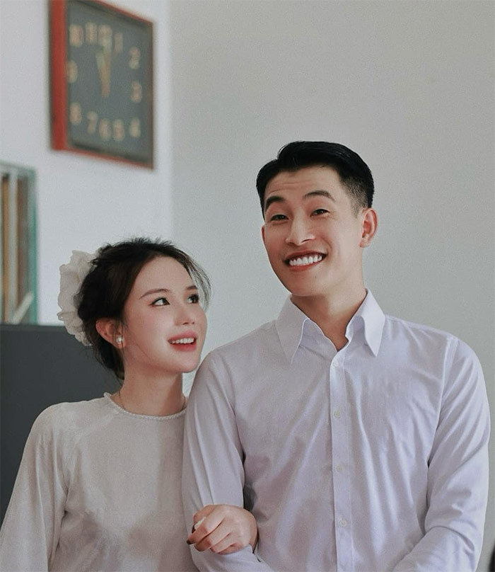 Trên trang cá nhân, Tuấn Mõ chia sẻ: "Anh về đón khách đò đưa. Anh chưa có vợ, em chưa có chồng. Anh về nhắn nhủ tơ hồng… Se duyên cho kịp, kẻo lòng nhớ thương". (Ảnh: FB Vũ Thị Thu Trang)