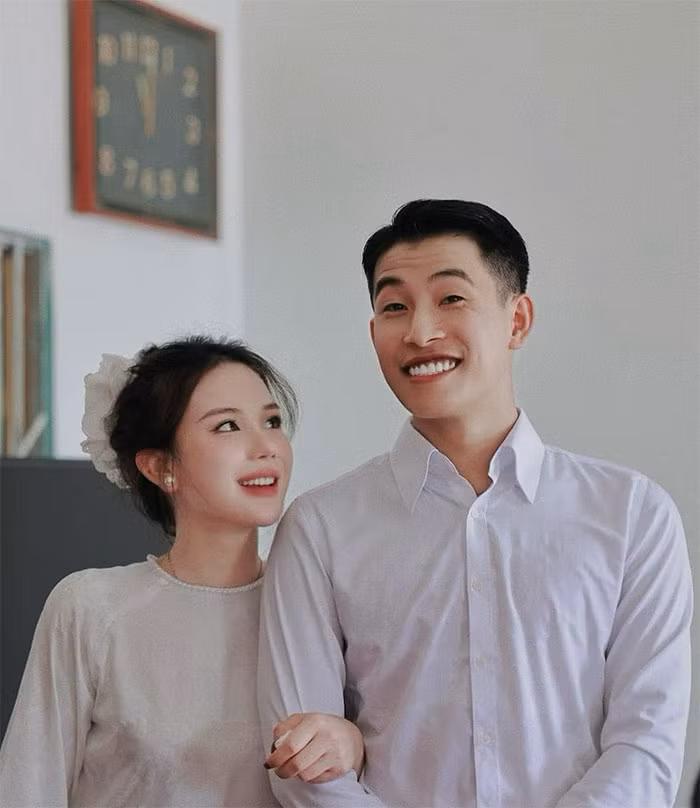 Trên trang cá nhân, Tuấn Mõ chia sẻ: "Anh về đón khách đò đưa. Anh chưa có vợ, em chưa có chồng. Anh về nhắn nhủ tơ hồng… Se duyên cho kịp, kẻo lòng nhớ thương". (Ảnh: FB Vũ Thị Thu Trang)