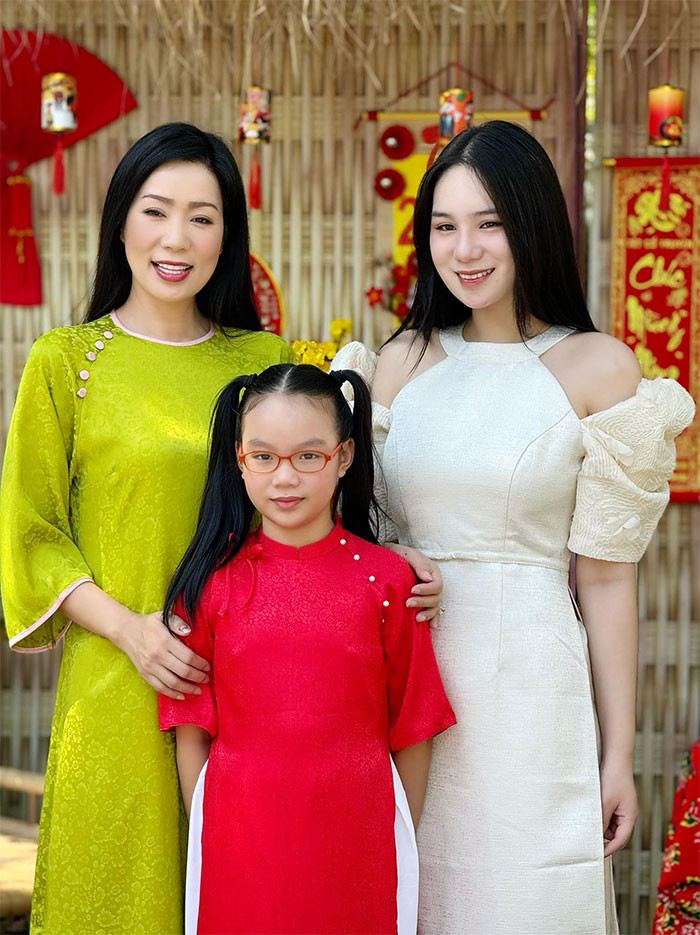 Khánh Ngân rất yêu chiều em gái út.