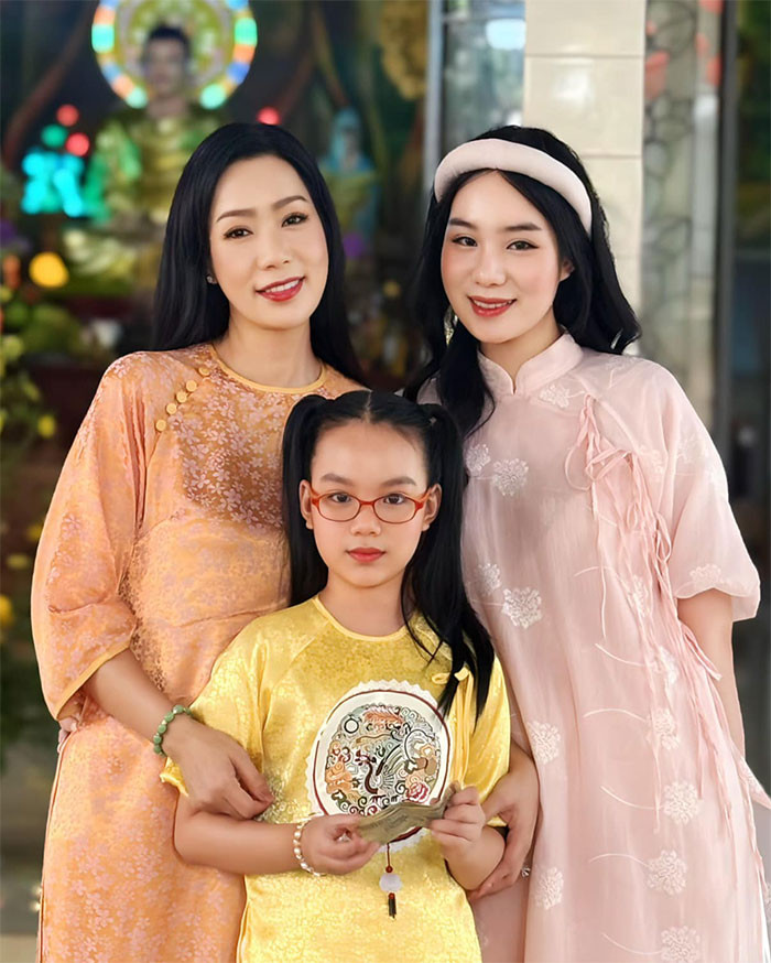 Khánh Ngân không muốn theo con đường nghệ thuật như mẹ mà lại thích kinh doanh và hiện đang làm chủ một cơ sở kinh doanh nhỏ.