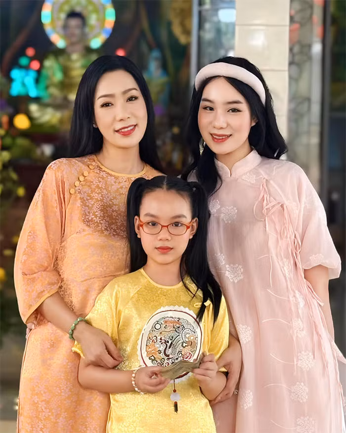 Khánh Ngân không muốn theo con đường nghệ thuật như mẹ mà lại thích kinh doanh và hiện đang làm chủ một cơ sở kinh doanh nhỏ.