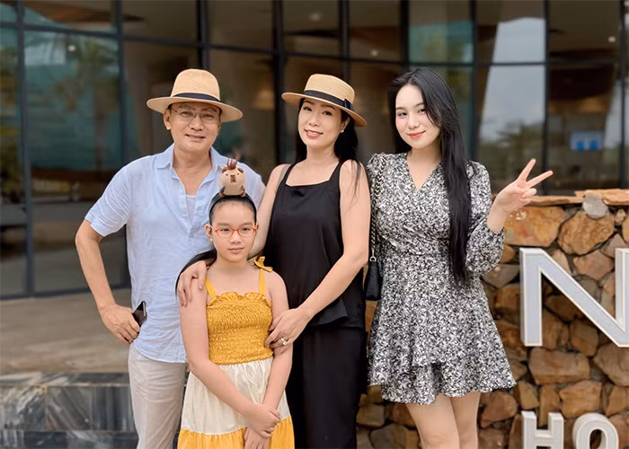 Khánh Ngân, con gái lớn của diễn viên Trịnh Kim Chi đã 22 tuổi và hiện đang học ngành Hàng không của trường Đại học RMIT TP.HCM.