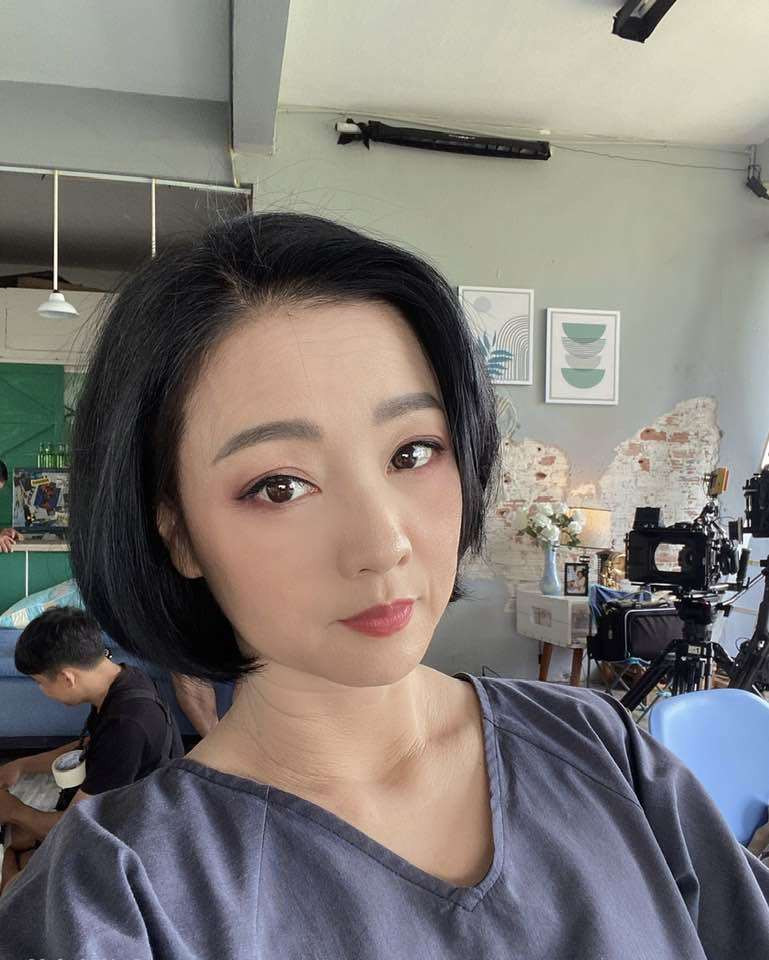 Ở độ tuổi 52, Mỹ Duyên vẫn giữ được vẻ ngoài trẻ trung và vóc dáng thon gọn. Cô được nhận xét là không có nhiều khác biệt so với thời trẻ mặc dù gương mặt đã lộ nhiều dấu ấn thời gian. Ảnh: Phụ nữ Thủ đô