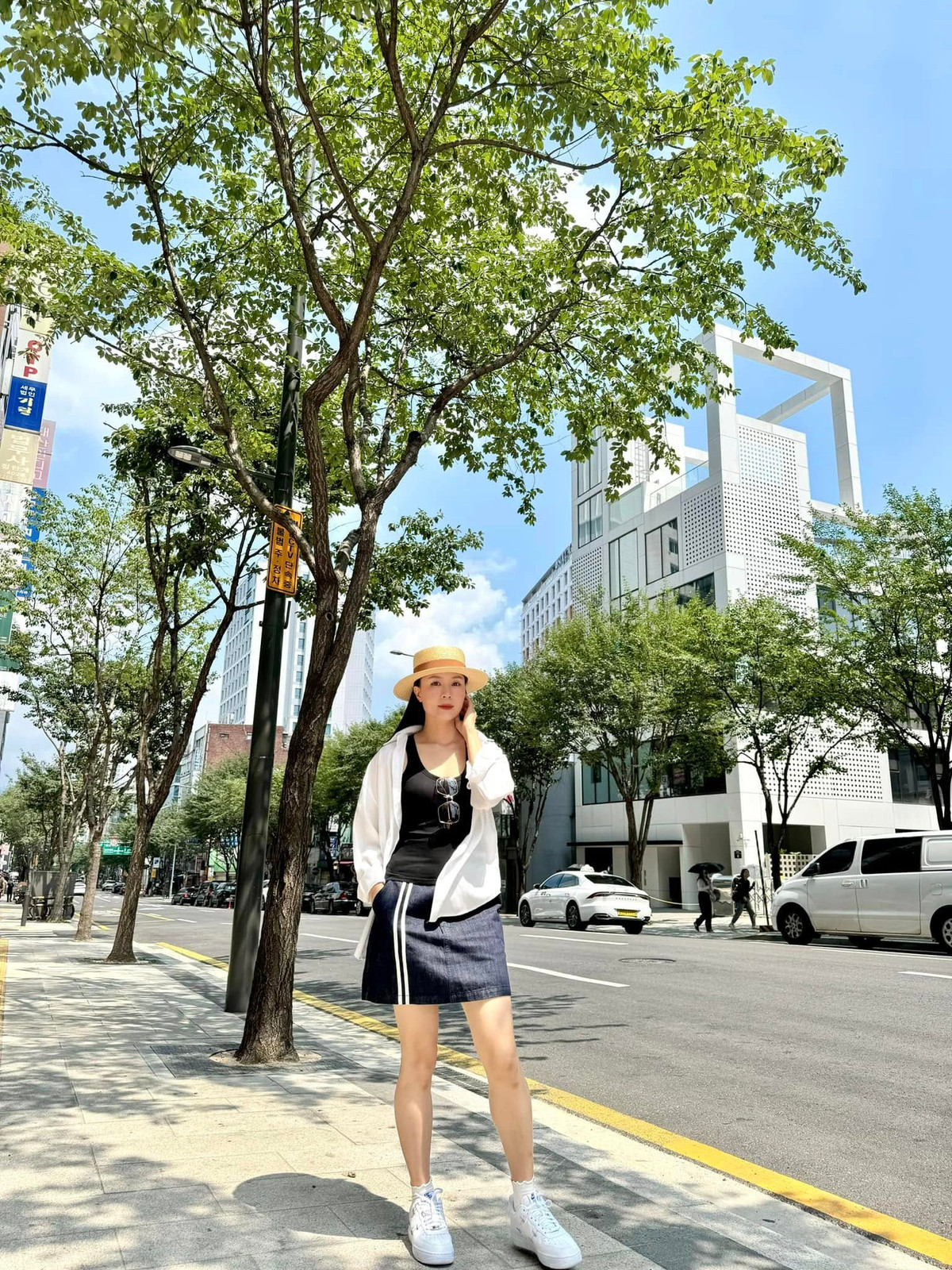 Những bộ váy ngắn luôn là "vũ khí" giúp Hồng Diễm khoe trọn vóc dáng nuột nà, đôi chân dài miên man và vẻ đẹp trẻ trung, rạng rỡ. Ảnh: FB Nguyen Hong Diem