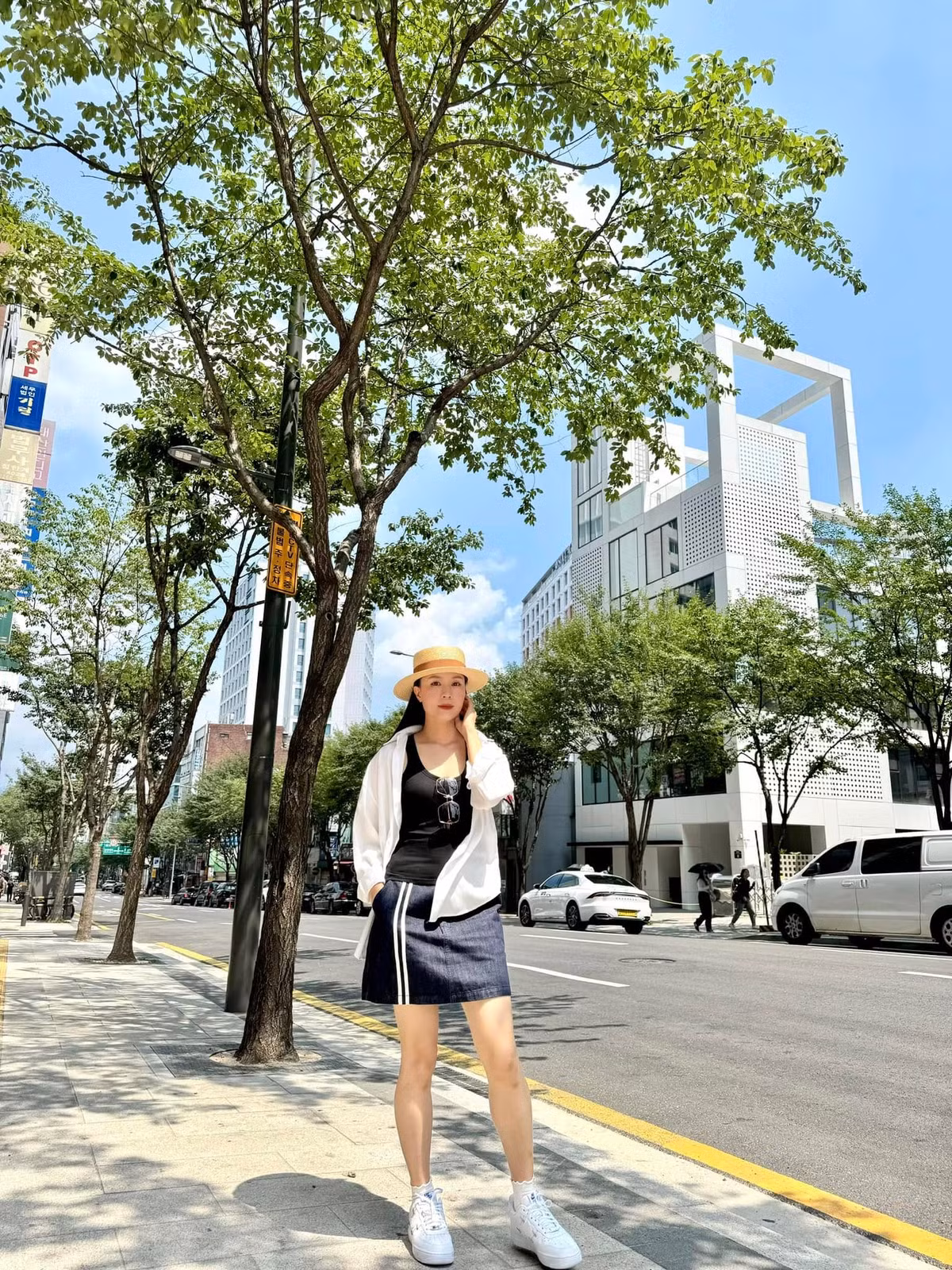 Những bộ váy ngắn luôn là "vũ khí" giúp Hồng Diễm khoe trọn vóc dáng nuột nà, đôi chân dài miên man và vẻ đẹp trẻ trung, rạng rỡ. Ảnh: FB Nguyen Hong Diem