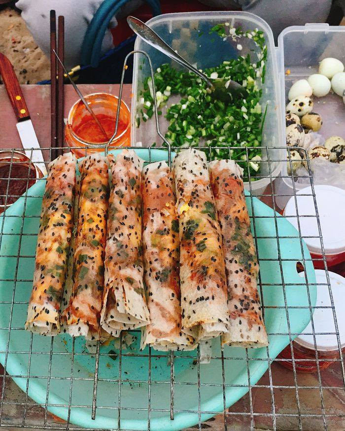 Bánh tráng mắm ruốc đặc biệt với những người chưa từng đến Phan Rang. Bánh tráng phải ngon, mỏng để khi nướng lên bánh đủ giòn thơm; mắm ruốc là loại thượng hạng của Ninh Thuận; nguyên liệu còn lại cho vào bánh khá phong phú, có hành lá cắt nhuyễn, có trứng cút luộc cắt đôi và có cả nem chua, chả lụa,…