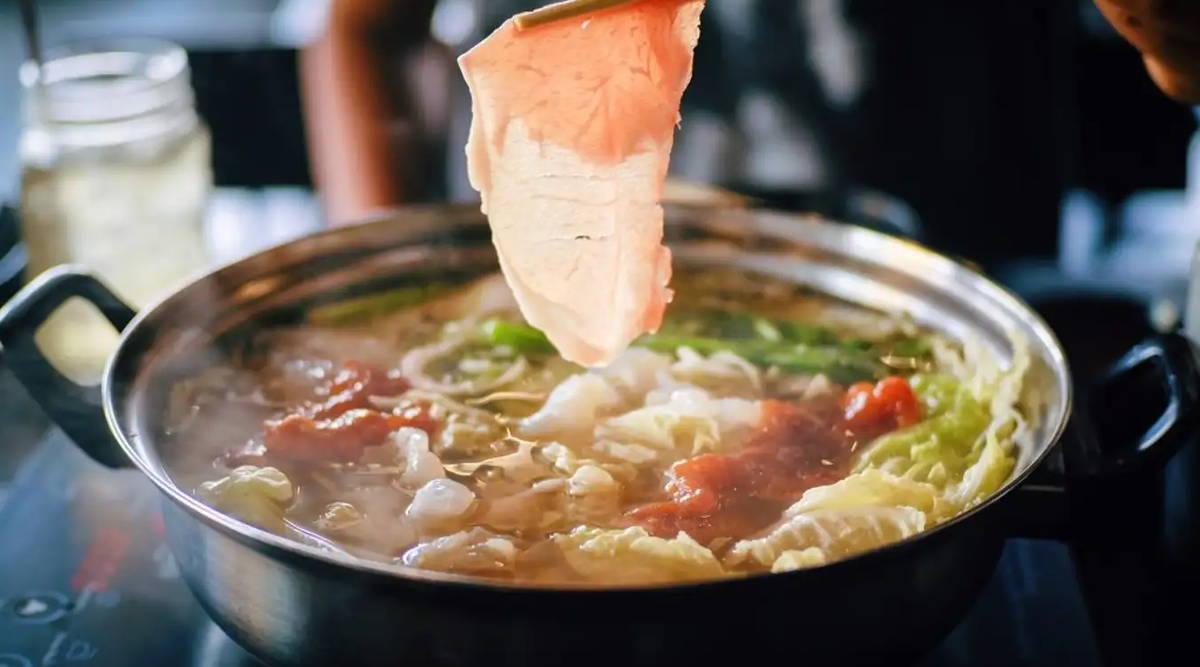 Trong số các đặc sản Phan Rang, lẩu bò là một trong những món ngon được du khách yêu thích nhất. Lầu bò Phan Rang chỉ sử dụng thịt bò tươi được chăn thả tự nhiên ở Ninh Thuận.