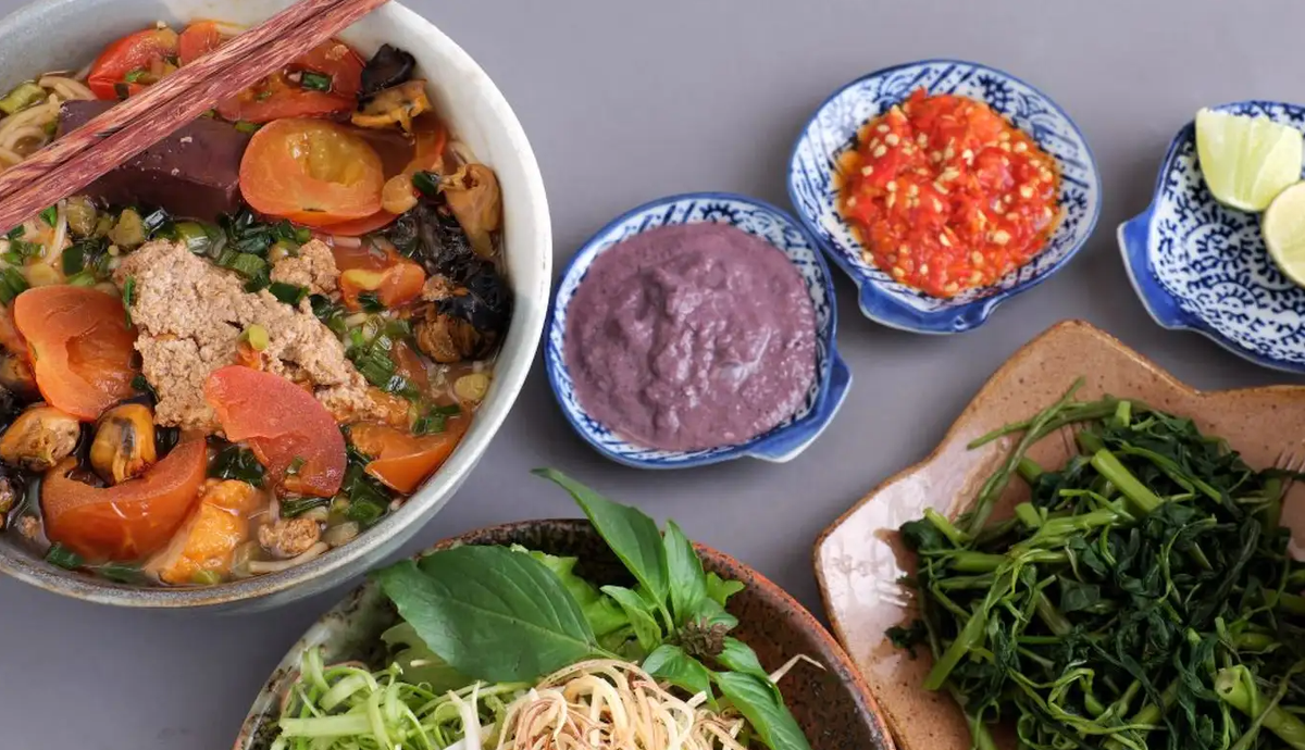 Bún ốc riêu cua biển cũng là món đặc sản Phan Rang du khách nên thưởng thức khi ghé thăm. Bún ốc riêu cua biển được nấu từ các nguyên liệu như cua biển, ốc, giò, chả cá, đậu phụ và ăn kèm các loại rau thơm. Điểm đặc biệt của món ăn là ốc sẽ được để riêng, được xào cay cay đậm vị. Khi ăn, thực khách mới cho thêm vào bát.