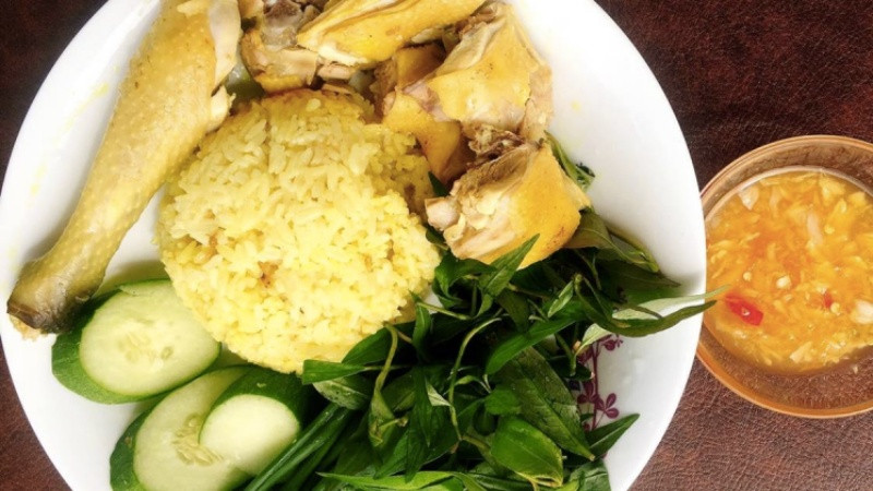 Cơm gà cũng là một đặc sản Phan Rang. Nơi đây quanh năm nắng gắt nên gà thả vườn thịt dai và thơm. Thịt gà luộc vàng ươm được chặt miếng vừa ăn, chấm cùng nước mắm pha tỏi ớt hoặc muối ớt rang khô.