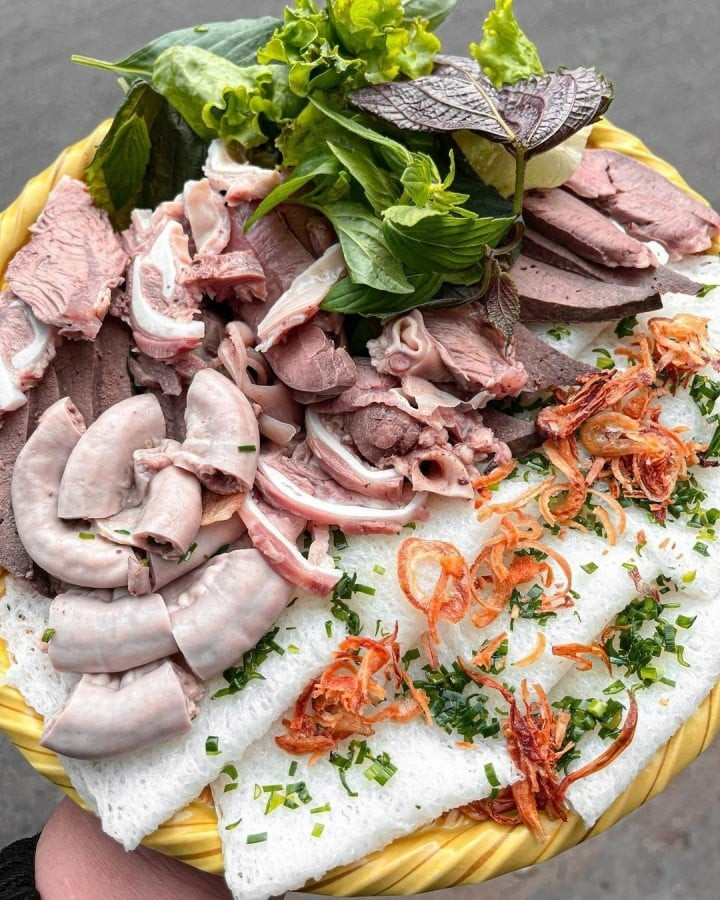 Khám phá ẩm thực Phan Rang không thể bỏ qua món bánh hỏi lòng heo. Khi thưởng thức du khách sẽ cảm nhận được hương vị mỡ hành thơm ngậy, đĩa lòng heo luộc ngon giòn, bánh tráng mỏng, rau sống đủ loại và nước mắm ớt cay.