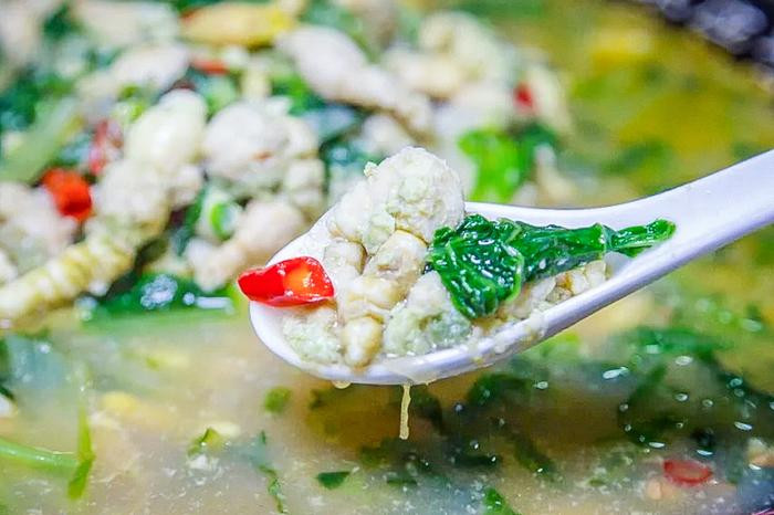 Những món ăn từ sâu xanh phổ biến ở nơi đây là sâu chiên, sâu xào, nấu canh, hấp, kho,...Ngoài ra chúng còn được chế biến kỳ công thành đủ món ăn ngon như sâu xào trứng, sâu rán giòn, sâu nấu canh cải thảo…Ảnh: Sohu