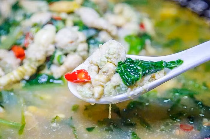 Những món ăn từ sâu xanh phổ biến ở nơi đây là sâu chiên, sâu xào, nấu canh, hấp, kho,...Ngoài ra chúng còn được chế biến kỳ công thành đủ món ăn ngon như sâu xào trứng, sâu rán giòn, sâu nấu canh cải thảo…Ảnh: Sohu