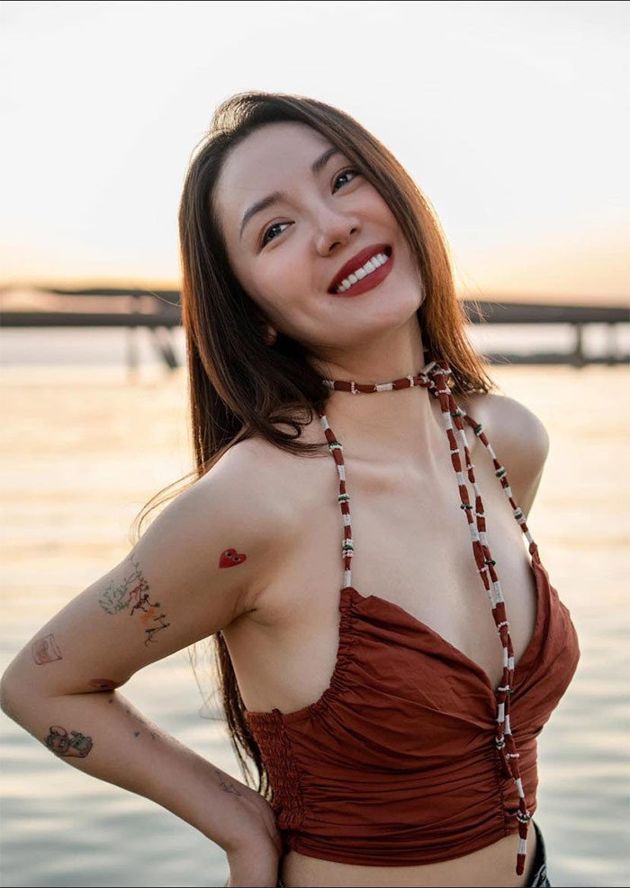 Phương Linh được khán giả biết đến khi giành ngôi Á quân dòng nhạc nhẹ của chương trình Sao Mai điểm hẹn 2005. Bước ra từ cuộc thi, cô liên tiếp cho ra mắt loạt bản hit như "Cơn mưa tình yêu", "Ngày hát đôi", "Thiên đường gọi tên", "Qua đêm nay"… Cô cũng là bạn diễn ăn ý của Hà Anh Tuấn.