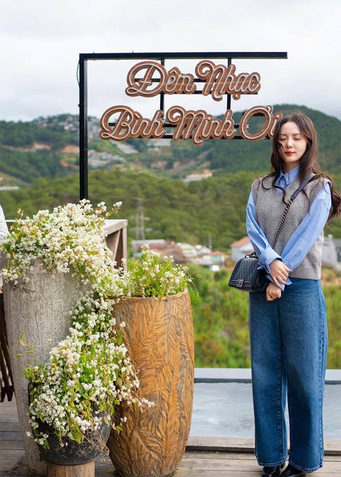 Phong cách ăn mặc cũng giúp giọng ca "Cơn gió lạ" trẻ hơn so với tuổi thật.