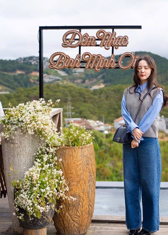 Phong cách ăn mặc cũng giúp giọng ca "Cơn gió lạ" trẻ hơn so với tuổi thật.