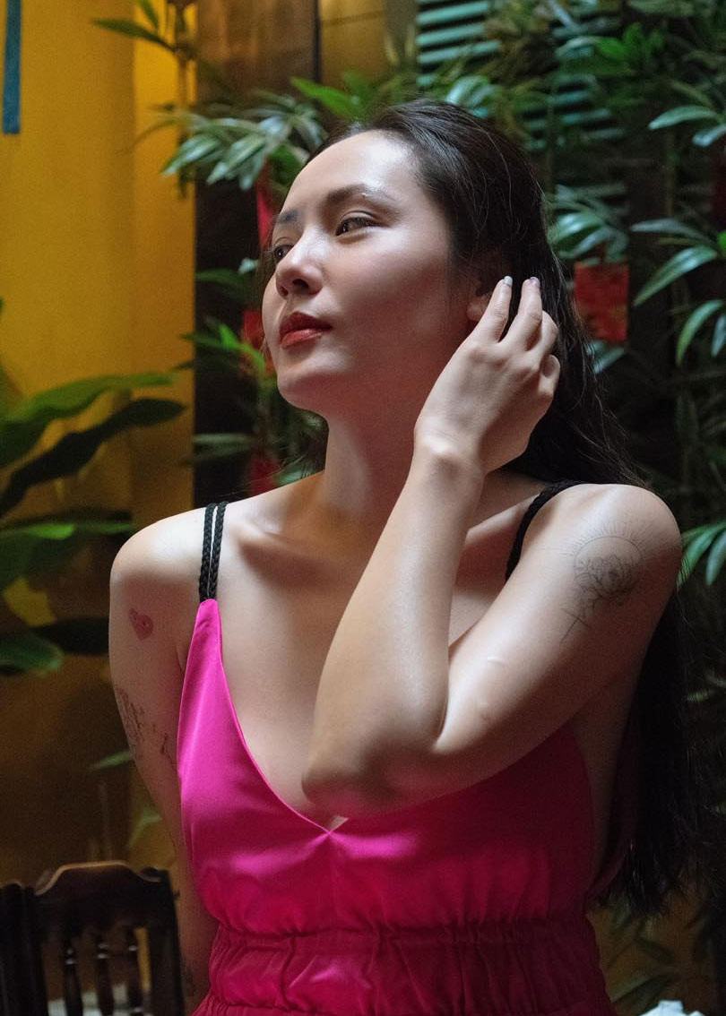 Nữ ca sĩ sinh năm 1984 đẹp từ vóc dáng, làn da, khuôn mặt, nụ cười.