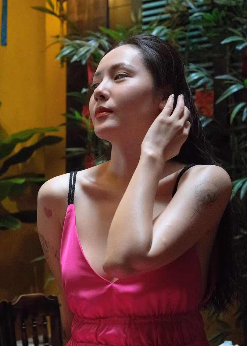 Nữ ca sĩ sinh năm 1984 đẹp từ vóc dáng, làn da, khuôn mặt, nụ cười.