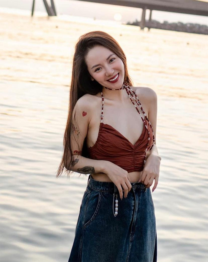 Là một trong những ngôi sao kín tiếng bậc nhất Vbiz, giọng ca "Cơn mưa tình yêu" chưa bao giờ hé lộ danh tính bạn trai. Khán giả chỉ được biết đến người đàn ông của cô thông qua những bức ảnh khuất mặt hay loạt chia sẻ hóm hỉnh mà nữ ca sĩ viết trên trang cá nhân.