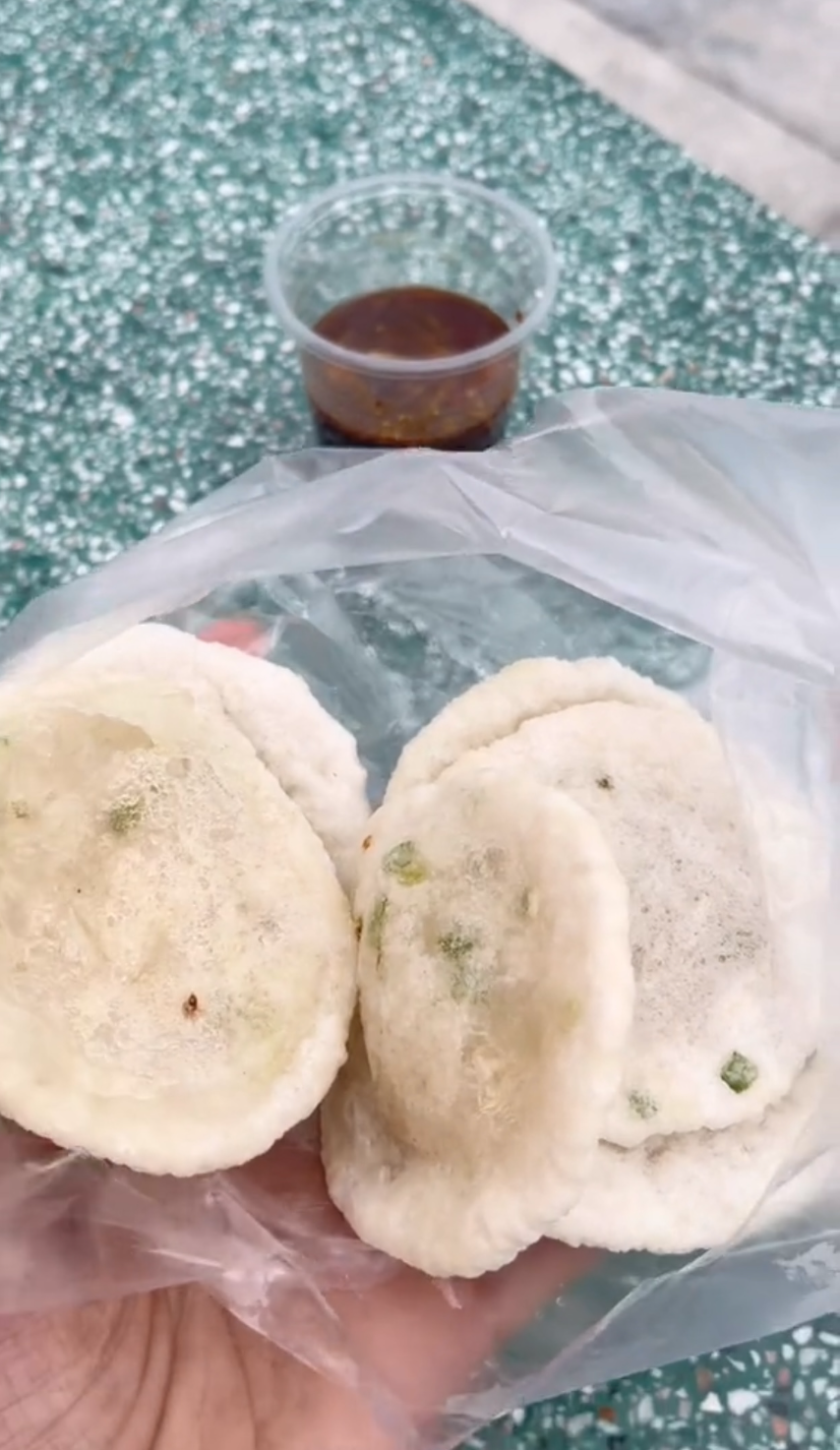 Bánh chị là một đặc sản của Bình Dương, với nguyên liệu và cách làm đơn giản nhưng hương vị mang lại khiến nhiều người thưởng thức bất ngờ. Ảnh: @ngochanbd