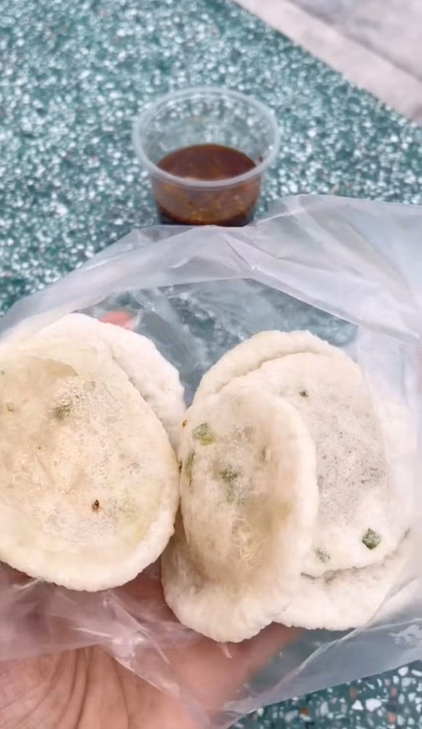 Bánh chị là một đặc sản của Bình Dương, với nguyên liệu và cách làm đơn giản nhưng hương vị mang lại khiến nhiều người thưởng thức bất ngờ. Ảnh: @ngochanbd