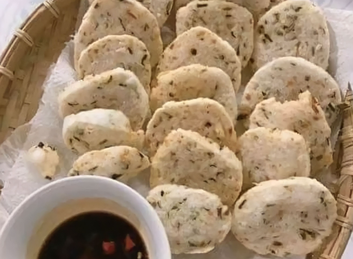 Bánh chị thường được ăn kèm với nước chấm chua ngọt, tạo nên một sự kết hợp hoàn hảo. Ảnh: @BinhDuonggov