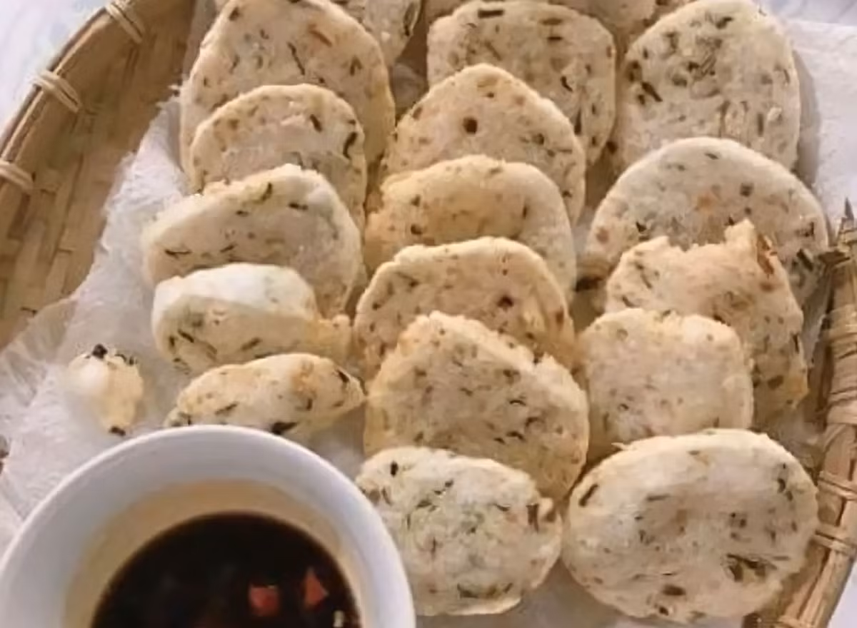 Bánh chị thường được ăn kèm với nước chấm chua ngọt, tạo nên một sự kết hợp hoàn hảo. Ảnh: @BinhDuonggov