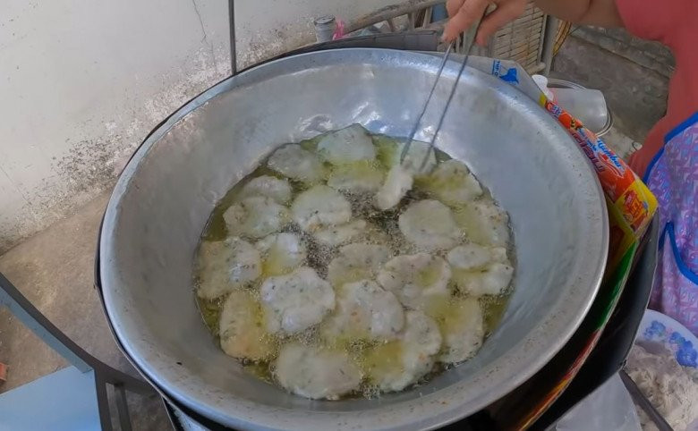 Chính vì sự độc đáo ấy cho nên bánh chị có thời gian bỗng nhiên lọt top xu hướng trên các nền tảng mạng xã hội. Rất nhiều thực khách tò mò tìm ngay đến Bình Dương để một lần thưởng thức hương vị của loại bánh có cái tên vô cùng độc lạ ấy. Ảnh: Người đưa tin