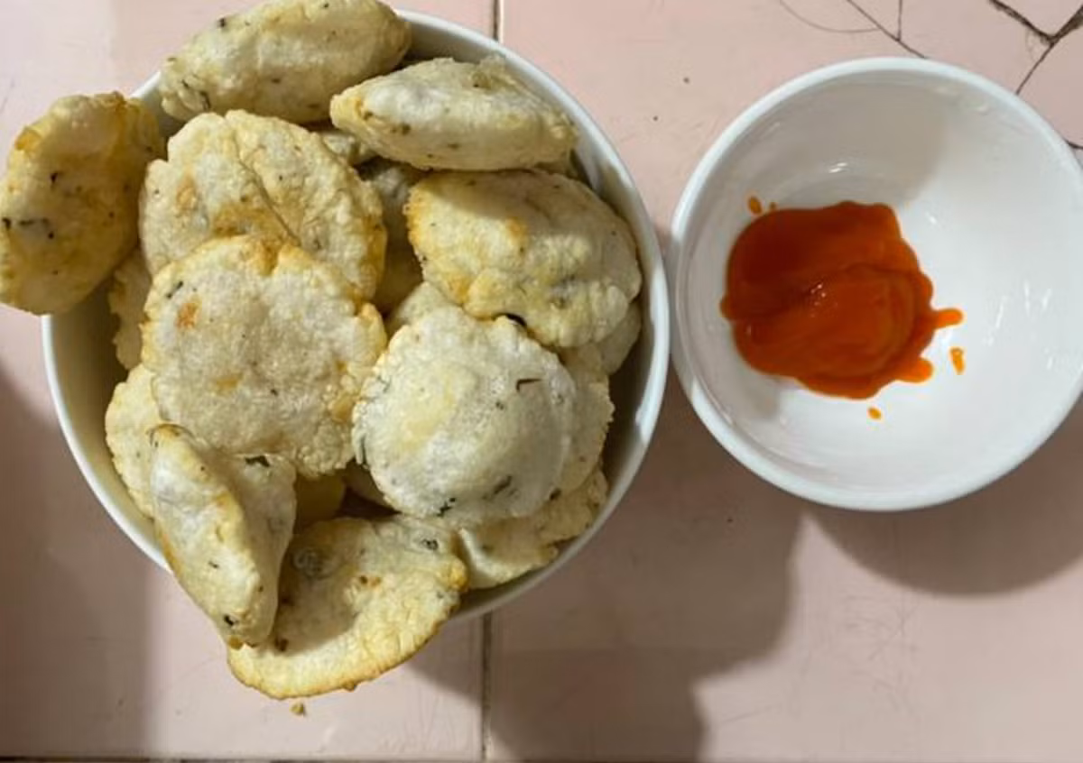 Bánh chị không chỉ chinh phục thực khách bởi hương vị thơm ngon mà còn bởi giá cả vô cùng phải chăng. Chỉ với một số tiền nhỏ, bạn đã có thể thưởng thức món ăn đặc sản này. Ảnh: @BinhDuonggov