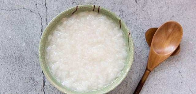  1. Cháo trắng. Cháo trắng loãng là một trong những món ăn giải rượu dễ chế biến nhất. Không chỉ giúp người say xỉn giảm các triệu chứng khi say, món cháo này còn giúp bù lại lượng nước đã mất, bổ sung thêm tinh bột để tránh làm hại dạ dày. Ảnh: Quang Huy.