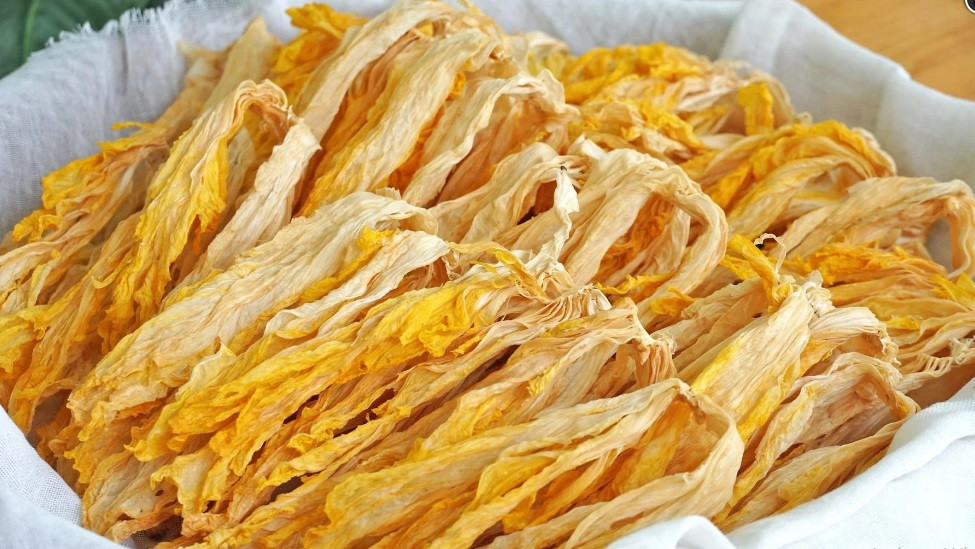 Ngày Tết nếu không có sẵn cải thảo tươi, có thể thủ sẵn cải thảo phơi khô trong gian bếp để nấu ngay khi cần. Ảnh: Toutiao.