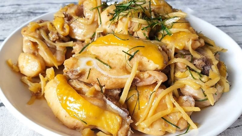  2. Gà rang gừng. Thịt gà là món ăn không thể thiếu trong ngày Tết. Tận dụng thực phẩm có sẵn này để chế biến món gà rang gừng giúp giải rượu bia rất tốt. Gừng được biết đến như một vị thuốc có tính cay, nóng, có đặc tính chống viêm, kháng khuẩn, giúp hỗ trợ tiêu hóa và giải rượu hiệu quả. Ảnh: Hapigo.