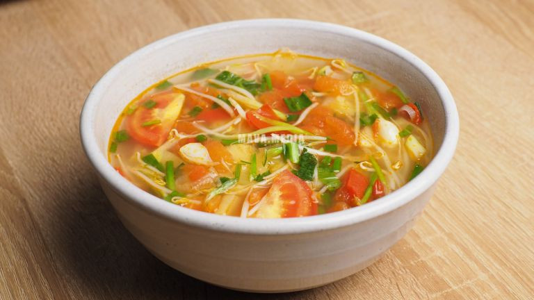  4. Canh giá đỗ. Giá đỗ có chứa rất nhiều vitamin có công dụng giải độc và thanh lọc cơ thể. Đó là lý do vì sao giá đỗ có thể được nấu thành một món canh giải rượu vừa ngon vừa dễ làm. Ngày Tết, chị em nên dự trữ một ít giá đỗ trong tủ lạnh để có thể nấu ngay nếu người thân của mình quá chén. Ảnh: Mava.