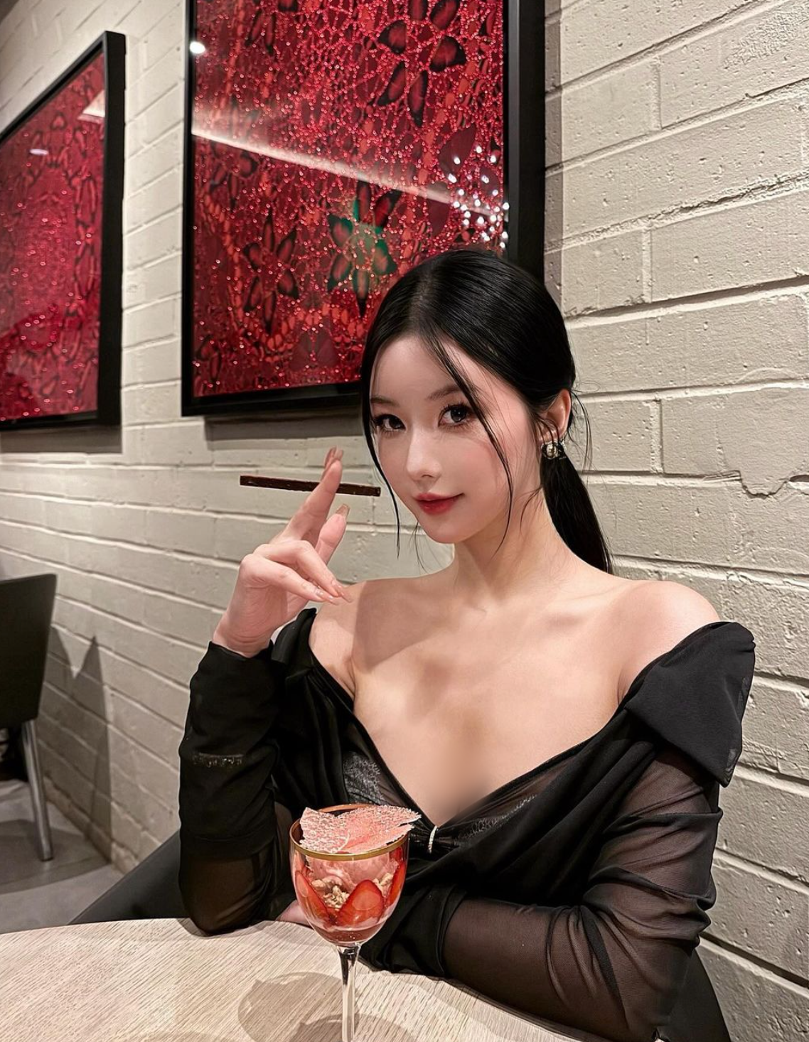 Nhờ tỷ lệ cơ thể cân đối, mái tóc dài tới thắt lưng cùng nước da trắng sứ, gương mặt thanh tú, nàng hot girl gợi cảm luôn xuất hiện mỹ miều trong mỗi khuôn hình, khiến người nhìn không thể rời mắt. Ảnh: IG riya_yu