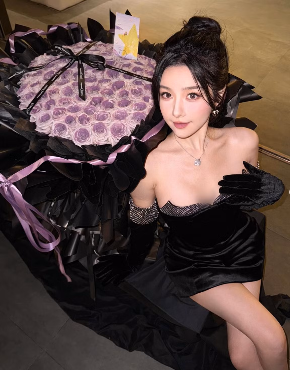 Được biết, mỹ nhân gen Z này chỉ cao 1m65 nhưng nhờ gương mặt đẹp, nước da trắng cùng mái tóc đen mà cô luôn nổi bật mỗi khi xuất hiện. Ảnh: IG riya_yu