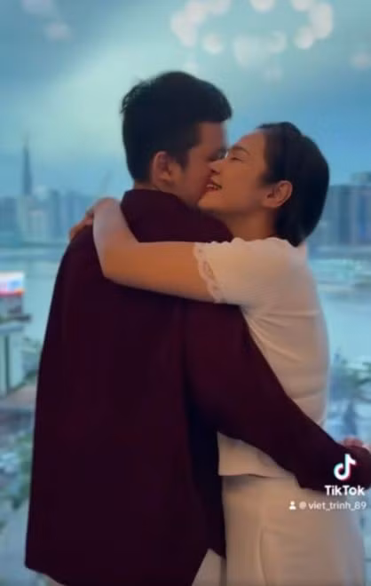 Viet Trinh gay tranh cai khi om, hon con trai 15 tuoi